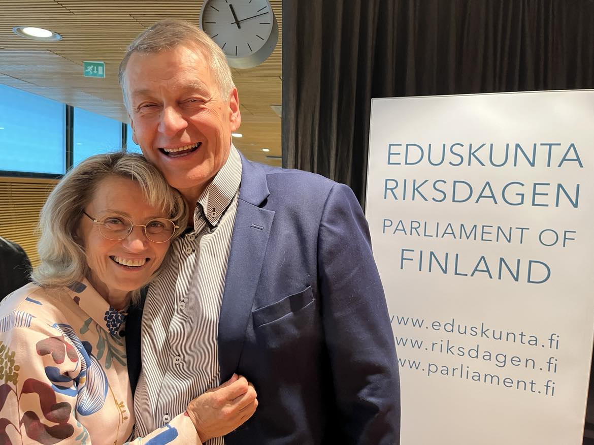 Päivi Räsäsen rinnalla iloitsi puoliso Niilo Räsänen. 'Tätä vapauttavaa päätöstä odotimme', Niilo Räsänen totesi KD-Lehdelle. #hovioikeus #vapauttava #KDpuolue @PaiviRasanen