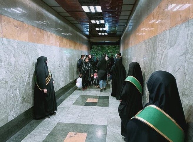 biataberavim's tweet photo. برخورد و تذکر و امر به معروف و نهی از منکر صاحبان زر و زور ، هم سخت است هم هزینه دارد.
تذکر به مردم مستضعف متروسوار اما سختی ندارد، رزومه ساز هم هست
موفق و پیروز باشید https://t.co/zYOJanuY2Z