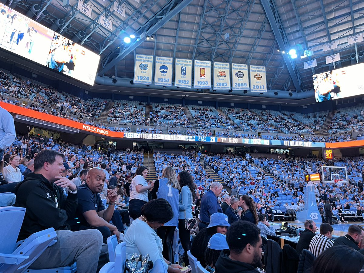 6thBoroHoops's tweet photo. Huge thanks to @ariidavis_ for the tickets to the game last night. 

Amazing atmosphere and incredible talent on display all evening. https://t.co/pi9dwmZLet