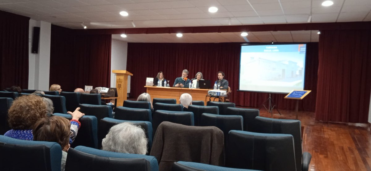 #experienciasenpantón
🔸Presentación da publicación de Mar López Sotelo, "Esgrafiado Galego, un museo ao aire libre". 
Grazas por compartir con nós esta actividade.👏
🔸Na segunda pranta da casa da cultura pódese visitar agora a  exposición itinerante sobre o #esgrafiadogalego