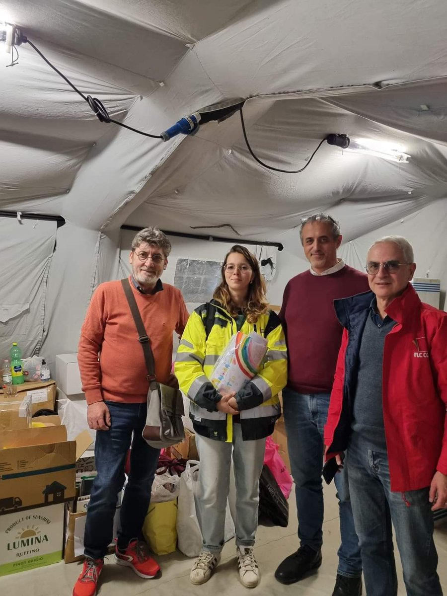FLCCGIL's tweet photo. 🟥#StessoPaeseStessiDiritti 
🚒Lo hanno visto sfilare a Firenze per lo #sciopero17novembre. Poi a Campi Bisenzio dove ha portato materiale didattico in una delle zone più colpite dall'alluvione.
È il camper dei diritti, che in #Toscana ha fatto la prima tappa di un lungo viaggio. https://t.co/TXoYpvhbbo