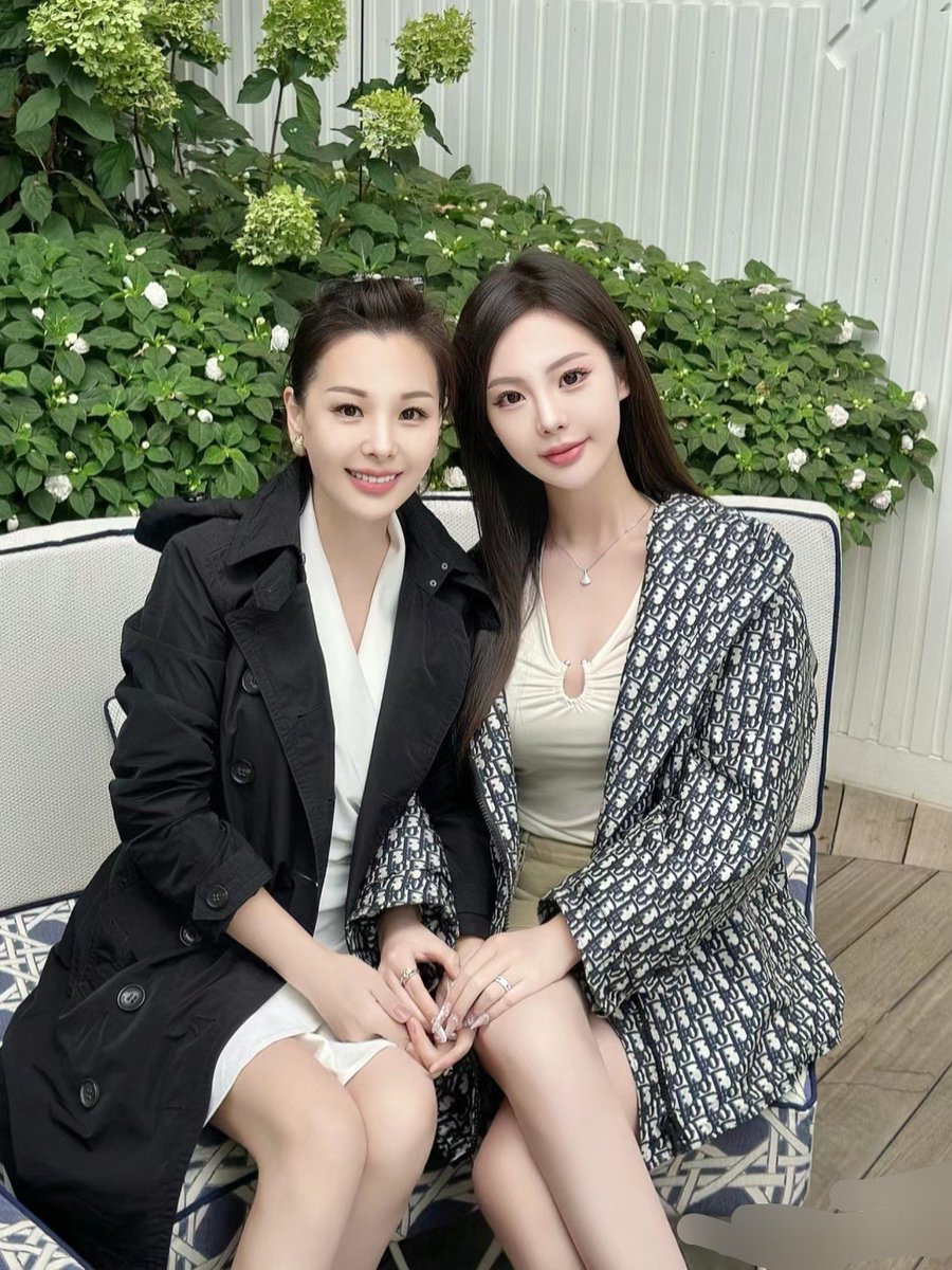 LeChen86287's tweet photo. 我和妈妈是两只母狗，白天外面露出好刺激。妈妈半老徐娘，风韵犹存。等着路人双飞肏我们的骚屄，贱嘴，肛门，用精液灌满我们低贱的躯体。
#双飞母女
#母狗奶牛
#半老徐娘 https://t.co/edCuJtvsSJ