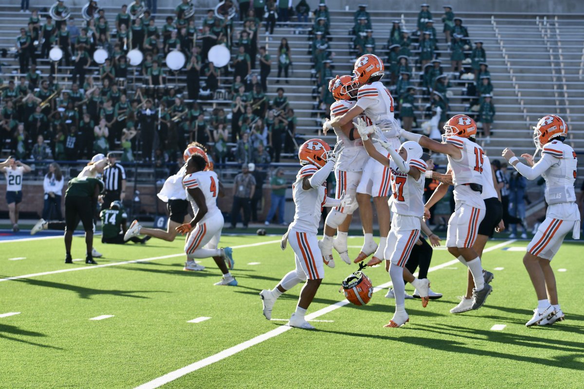 JimKlenke's tweet photo. Go crazy folks!  #JFND on to round 3.  @RISDAthletics @rockwalljfndfb @dctf #dctf #TXHSFBPlayoffs Rockwall 46 Waxahachie 43 https://t.co/o3plrnYHYZ