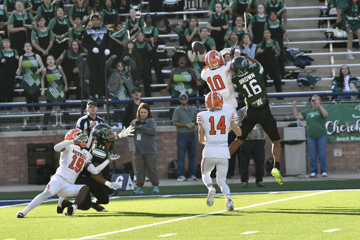JimKlenke's tweet photo. Go crazy folks!  #JFND on to round 3.  @RISDAthletics @rockwalljfndfb @dctf #dctf #TXHSFBPlayoffs Rockwall 46 Waxahachie 43 https://t.co/o3plrnYHYZ