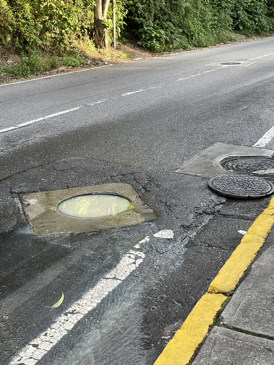 obautista18's tweet photo. @luisaguilarj @AlcaldiaBaruta buenas tardes!! En la Avenida La Colina de Terrazas de Santa Inés tenemos esa alcantarilla desbordada de aguas negras!! El mal olor y excrementos provenientes de ahí nos afecta a los vecinos las 24 horas del día!! https://t.co/sX8khC4ziQ