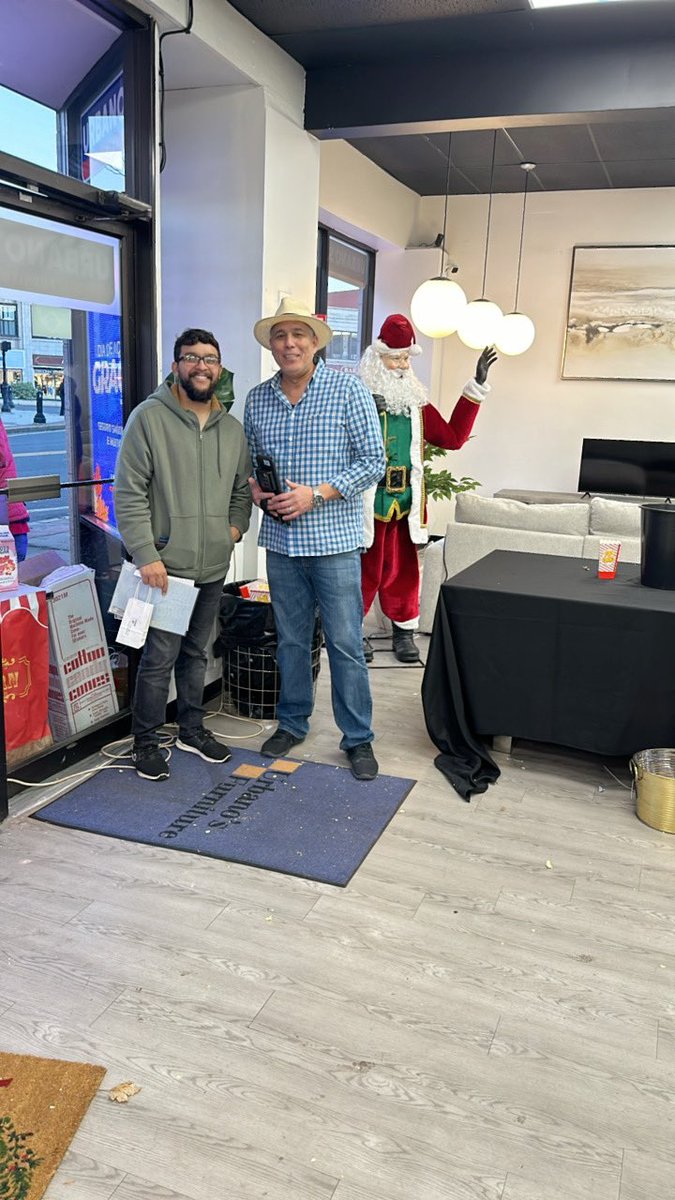 Team Framingham representing Blue Link at the Thanksgiving Action event! <a href="/lucy_rousseau/">Lucy Rousseau</a> <a href="/TheRealOurNE/">#OurNE</a> <a href="/LawVulakh/">Lawrence Vulakh</a> <a href="/pnixnix/">Peter Nixon</a> <a href="/emilywiper/">Emily Wiper</a>