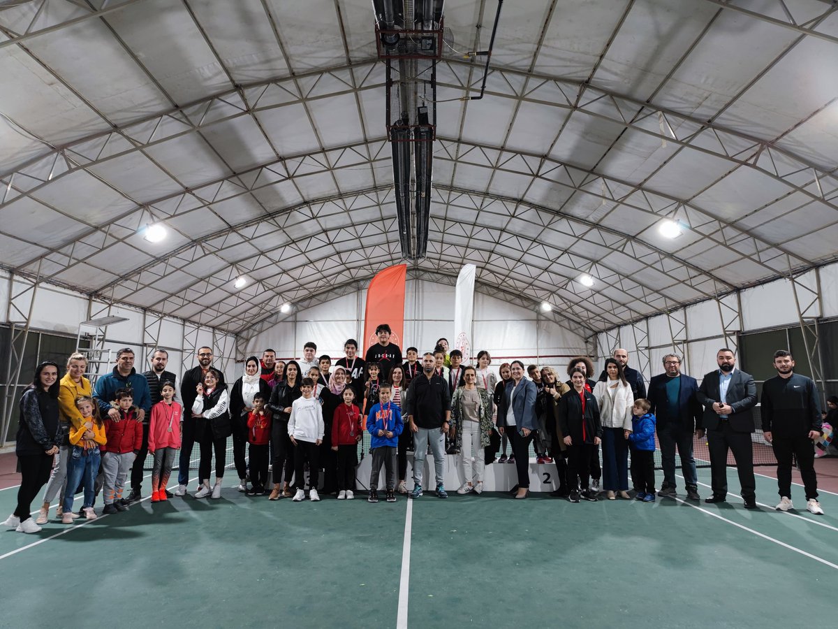 TTFKONYAA's tweet photo. Türkiye Tenis Federasyonu Konya Tenis İl Temsilcíliği Faaliyet Programında Yer Alan 10 Kasım Atatürk'ü anma tenis turnuvası sona erdi dereceye giren tüm sporcularımızı, hocalarımızı, velilerimizi emeği geçen herkese teşekkür ederim. https://t.co/o5jbJf2M0s