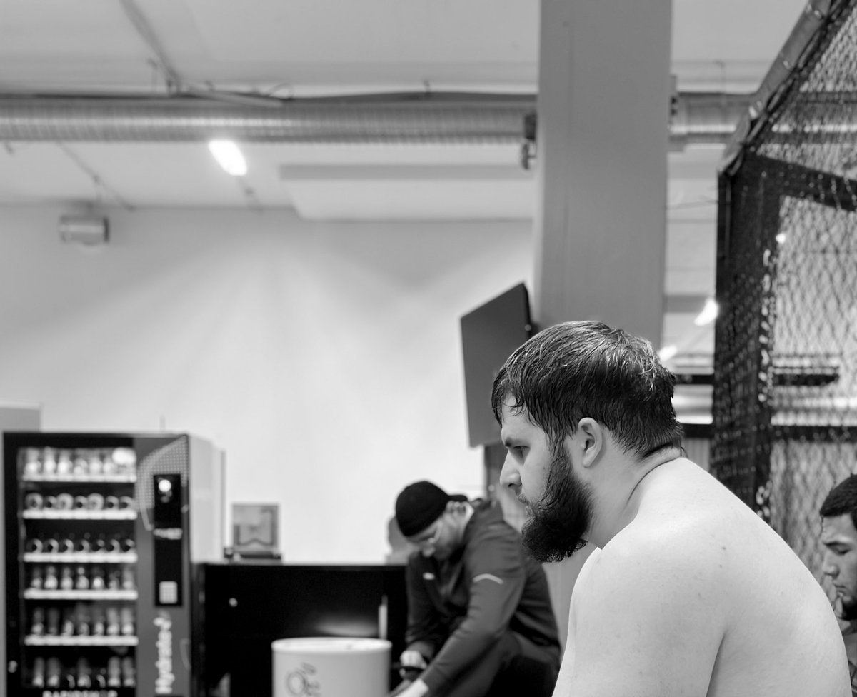 mma__tam's tweet image. M’entraîner dur pour arriver dans la grande ligue (Ufc) , gagner mes combats , monter en haut du classement , prendre la ceinture ,  quelques millions sur mon compte , mettre à l’abris ceux que j’aime ! Est ce que c’est faisable ? Bien sûr que oui Insh a Allah ! Au boulot !! 👊⌛️