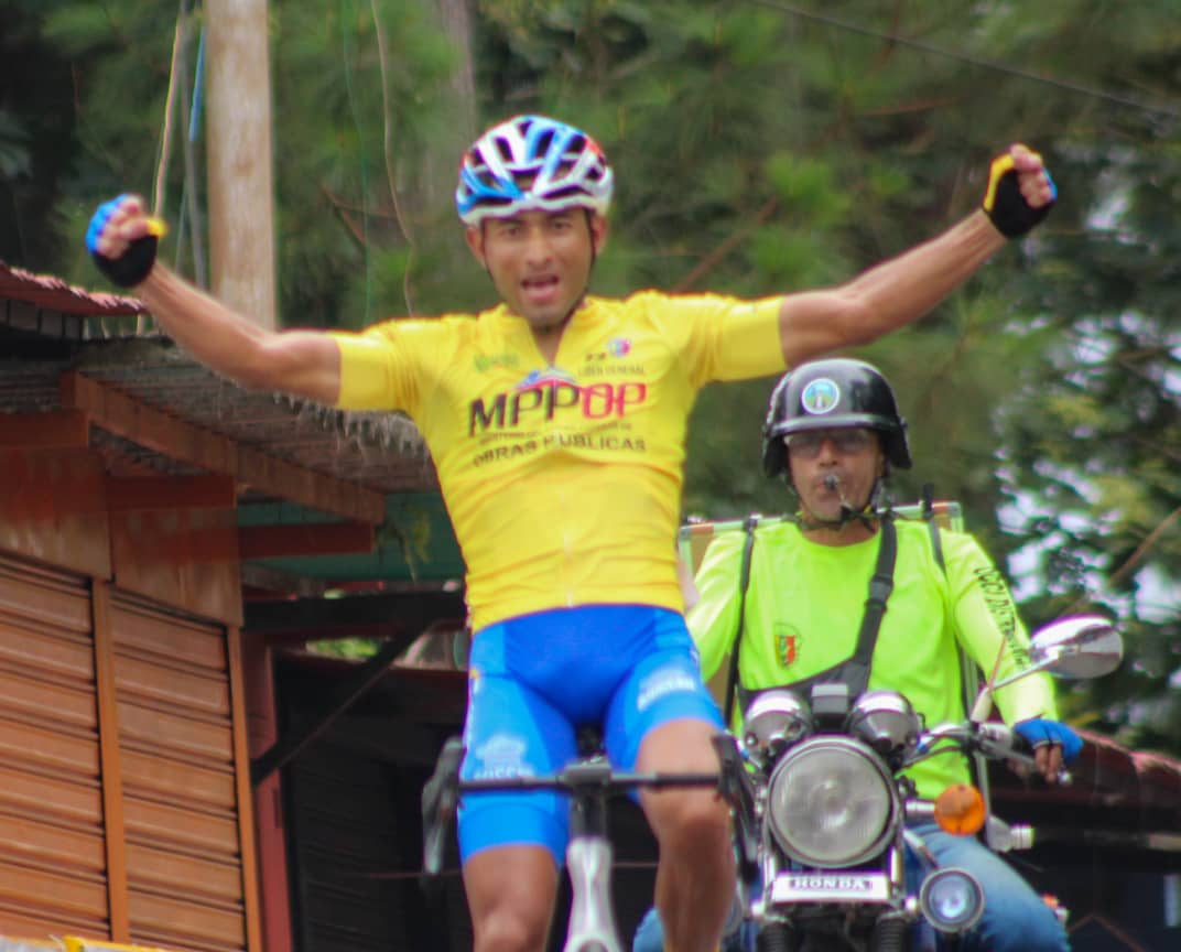 MapsDeportivo's tweet photo. ➡️ • Sorpresivamente, Fernando Briceño (Team La Guacamaya) se ubicó en la 4ta plaza y con ello mantiene el Maillot Amarillo que lo deja como líder de la Vuelta Ciclística Trujillo 2023 para el cierre de la competencia. 

📸 Prensa Vuelta a Trujillo https://t.co/WqmG8iGalZ