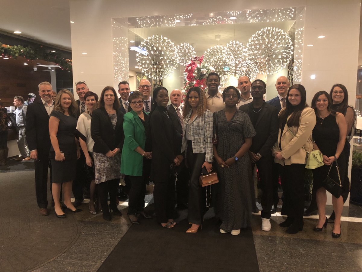 Belle délégation du <a href="/ccnbofficiel/">CCNB</a> au Banquet annuel du <a href="/cenb1979/">CÉNB</a> 2023! Formidable occasion de réseautage pour nous et pour 11 personnes étudiantes de notre institution auprès des entreprises et employeurs de chez-nous! #onchangedesvies