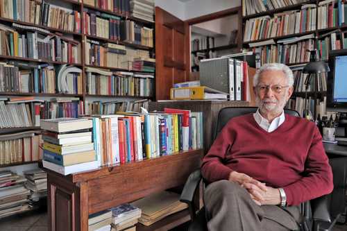 lajornadaonline's tweet photo. #EnriqueDussel, el eurocentrismo y la modernidad.
#Opinión de @vivangm

Hablar de su obra es una empresa muy compleja; en parte, porque fue muy extensa y también porque su trayectoria intelectual no se configuró en etapas o periodos, ya que muchas de sus preocupaciones filosóficas lo acompañaron, prácticamente, a lo largo de toda su vida; tal es el caso de su simpatía por los pobres, los enfermos y los explotados.
No obstante, existieron dos preocupaciones conceptuales que representan la raíz del pensamiento dusseliano: sus críticas al eurocentrismo y a la modernidad.
https://t.co/GnYDARLsv4