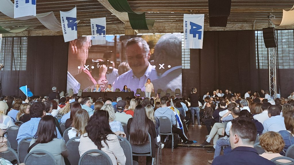 Dijimos presente en un nuevo congreso de <a href="/Aire__Fresco/">Aire Fresco</a> en Montevideo. 
Tenemos al candidato más preparado de todo el Uruguay para gobernar.  Arriba <a href="/AlvaroDelgadoUy/">Alvaro Delgado</a>!
