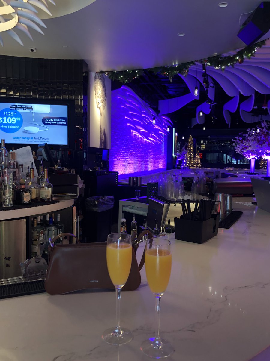 LaetitiaParente's tweet photo. Went to @eatSTK x @bumble holiday brunch event this morning with my gal. Sliders 🍔 & mimosas 🥂were in the menu. Feeling the holiday festivities already ✨☺️ #STK #SanFrancisco #BumbleIRL #SFevent https://t.co/QCFMMH1FSR