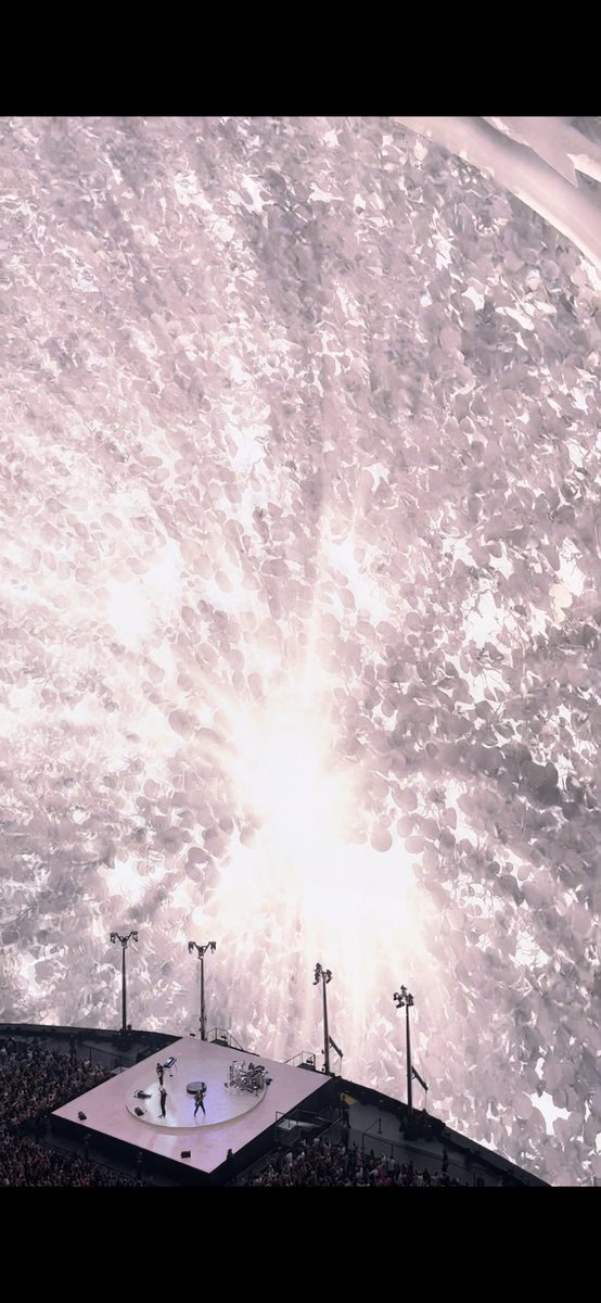 ma08's tweet photo. @U2OughtaBeInPix The visuals at the end of With or Without You were transcendent https://t.co/uetIOjVTAS