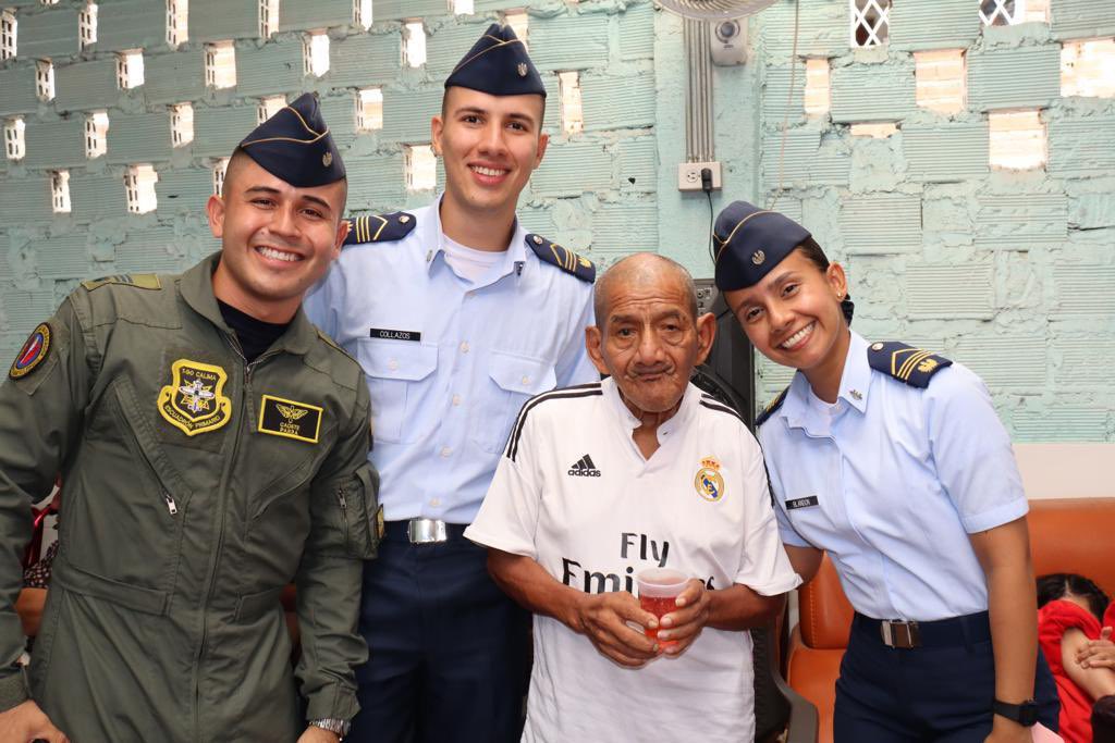 FuerzaAereaCol's tweet photo. Abuelitos de la Fundación y Hogar para el Anciano Abandonado del barrio Bonilla Aragón de #Cali, vivieron una mañana diferente, llena de música y regalos, compartiendo con cadetes y alféreces de su
#FuerzaAeroeapacial🇨🇴.
#AdAstra🚀
#HechosConAmor
#EMAVI https://t.co/tXGxtHIMST