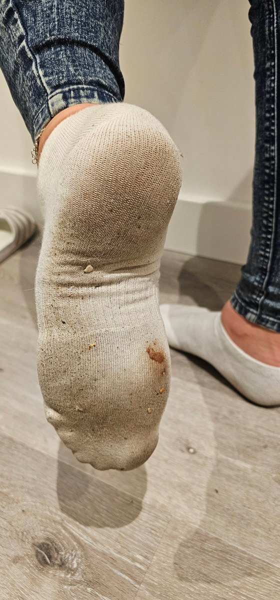 LisaDomFeet's tweet photo. Widzisz tą ujebaną skarpetke cioto? 
Każdy okruszek ma być wyczyszczony i możesz użyć do tego tylko swojego parszywego pyska! 😄 
Odważysz sie? 
#FinDom #findomqueen #feet #footfetısh 
@dev_oted @PolishFindomFan @rt_feet @FindomPolish https://t.co/4jbKdRYvEU