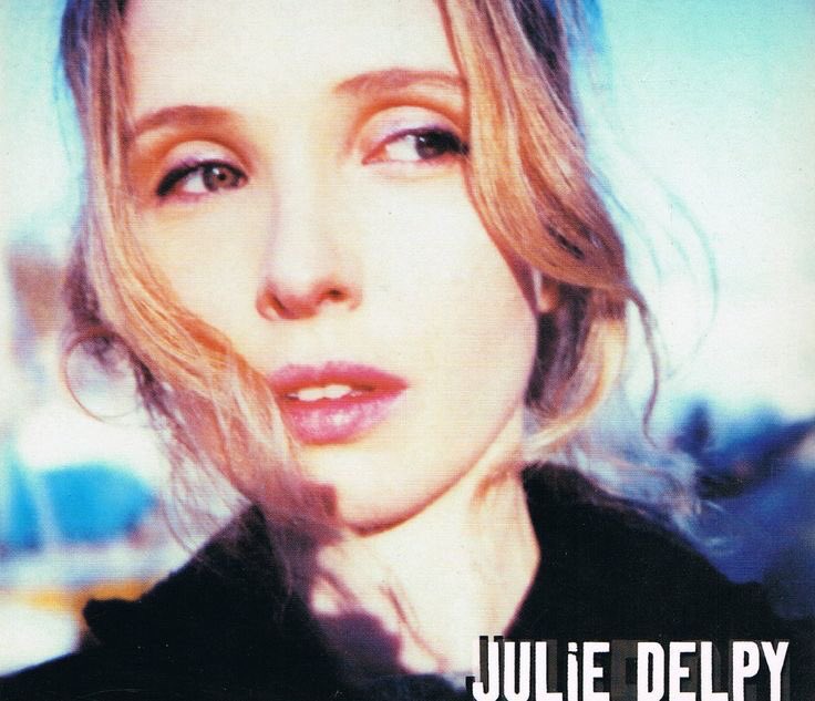 acabei de descobrir que a julie delpy lançou um album em 2003 e nunca mais se pronunciou sobre isso, o que me faz colocar a hipótese de que isto é um fenómeno de mulheres loiras de olhos castanhos, porque: Bridgit Mendler