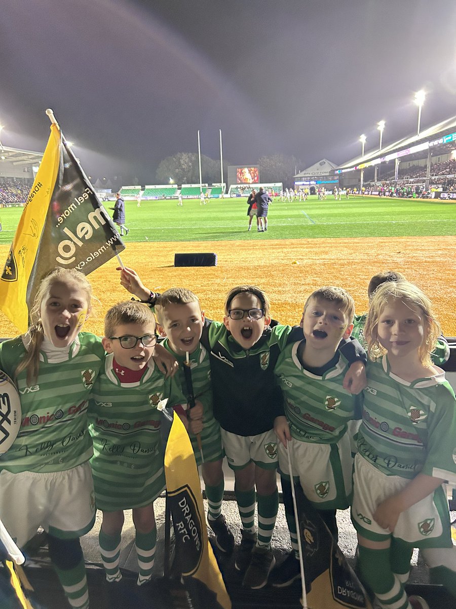 g9msy's tweet photo. Guard of honour for our Caerphilly Warriors today for Dragons v Ospreys 🏉❤️ @Ysgol_y_Castell 
@Oscar_kel_watts https://t.co/y2A7LoZiW0