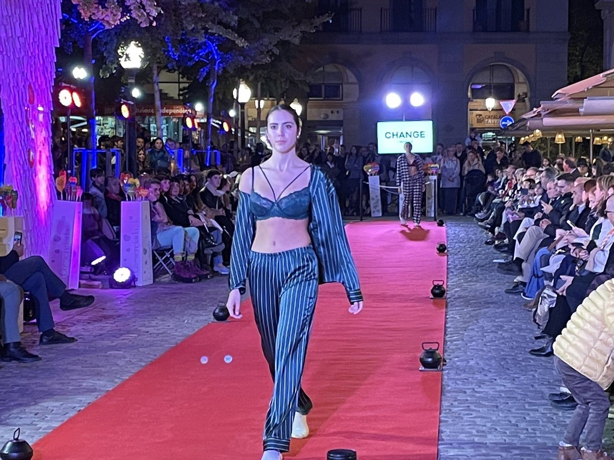 Gran cloenda de campanya #LaComerÇiada” a Girona, amb desfilada de moda i gran sorteig de fi de festa, organitzats per l’agrupació #GironaCentre. Centenars de persones segueixen l’espectacle.