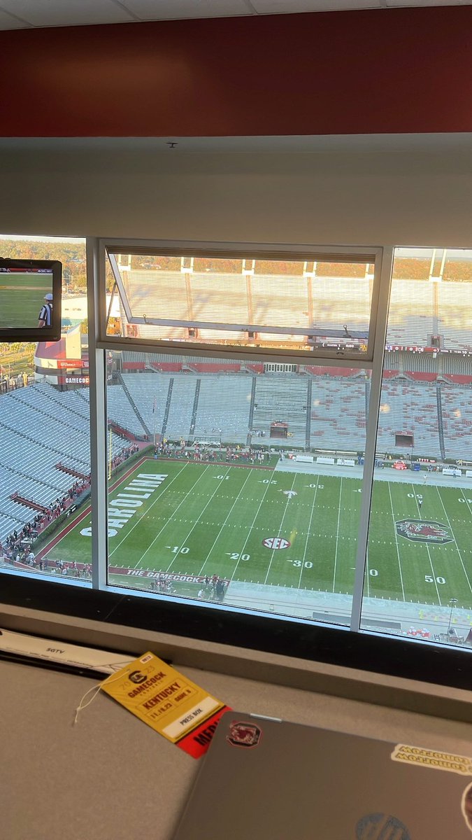 In the press box for the first time! :) Thank you <a href="/SGTVatUSC/">SGTV</a> and <a href="/SGTVSports/">SGTV Sports</a>