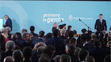 HoracioCabak's tweet photo. Hace mas de un año, el presidente en ejercicio entregó el gobierno a un ministro.

Un presidente , elegido democráticamente , abdicó.

Alberto Fernández.
En la historia quedará como el presidente que nos encerró mientras festejaba en la quinta de Olivos.
Que prefirió pagar para evitar la condena de la Justicia, por un decreto que EL redactó.

El presidente emérito.
El fracaso personificado.
La vergüenza desvergonzada.