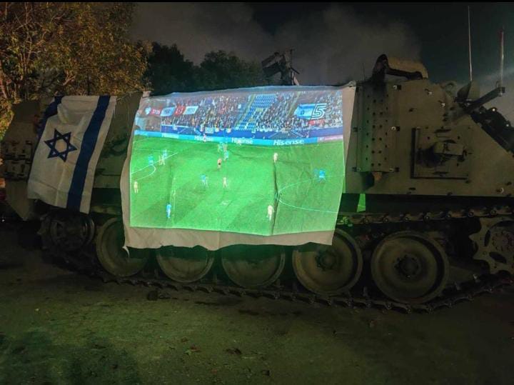 i_ch06's tweet photo. Chacun sa façon de suivre le match. #DefendIsrael https://t.co/DLdzmQ9aJN