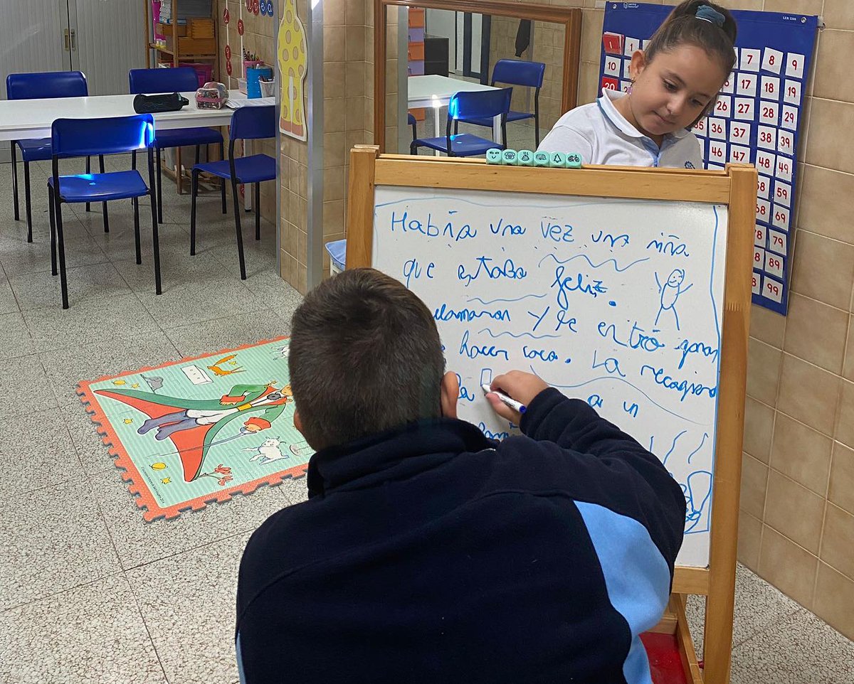 ¡La creatividad se une al aprendizaje en nuestra aula de apoyo! Utilizamos dados con imágenes para inspirar historias cortas y desarrollar habilidades de lectura y comprensión.  🎲✨

#YoconSAFA #SAFACádiz #vivirporamor #dados #storycubes #aprendizajelúdico