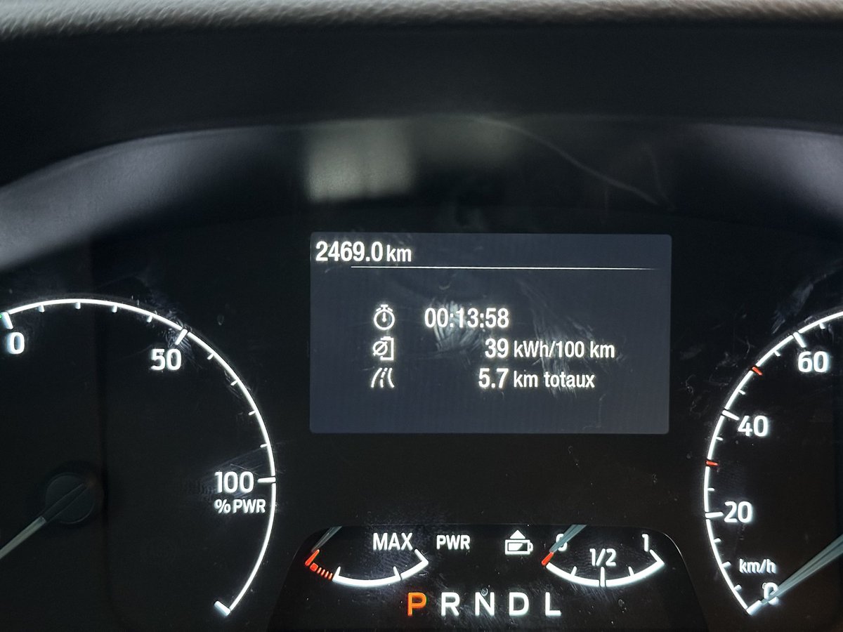 J’ai essayé une dinguerie aujourd’hui.

Ford E-Transit.

2,5 Tonnes qui accélèrent aussi « fort » qu’une Zoé, ça fait tout drôle 😮

⚡️269 chevaux
💪 430 Nm
🔋67 kWh nets
⏱️0 à 100 en 11,5 sec
⛽️ 115 kW
🛩️ SCx de 5,33

Notez la consommation camionnesque. 

Mon fils en veut un 😂.