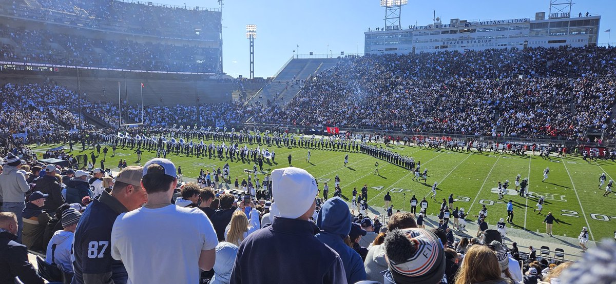 #WeAre... definitely #PSUnrivaled when it comes to maintaining beautiful grass playing fields. Look at that! A thing of beauty!
#PennState #NittanyLions #CollegeFootball