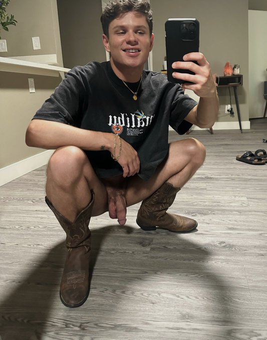 I&rsquo;m so silly I forgot my pants 🤠 https://t.co/U1ly6wfUdo