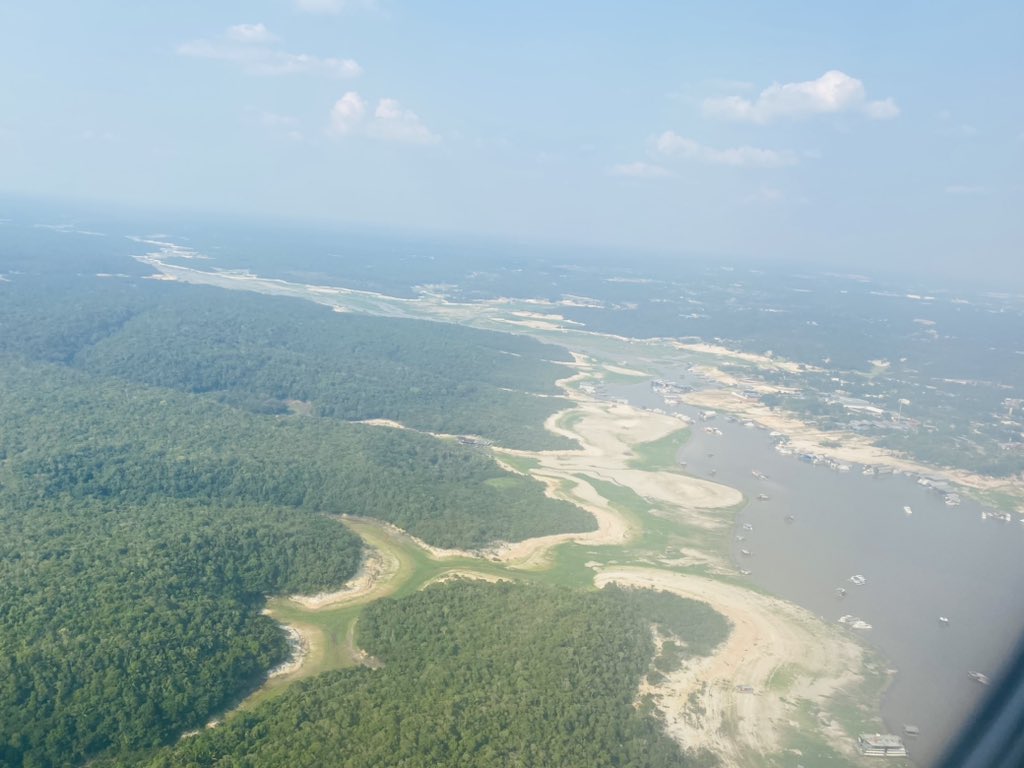 marcelluscaldas's tweet photo. I just landed in Manaus where I will be a keynote speaker in the XIII Conference of Remote Sensing Education in the Scope of Mercorsur. I could not believe that the drought here is so serious. This is around the Amazon River. https://t.co/yvQUgE47EV