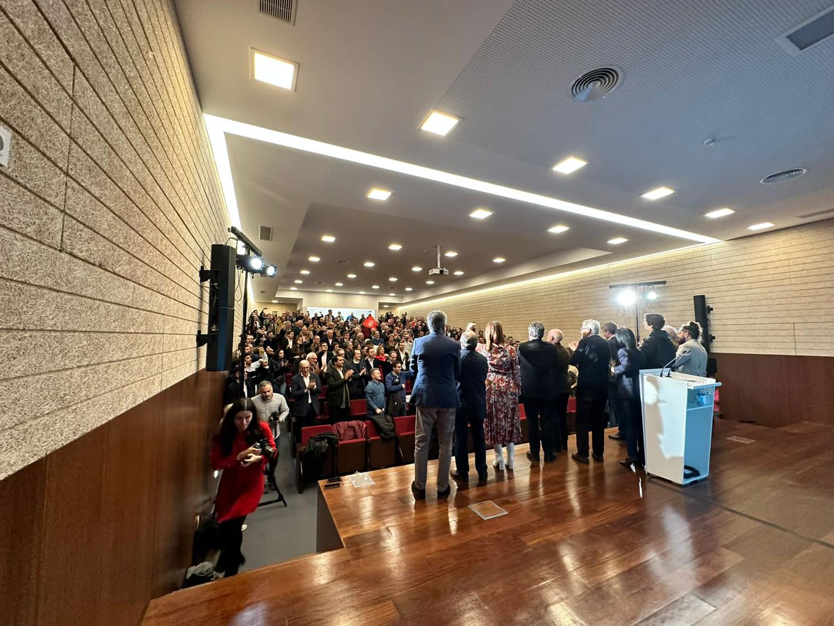 Esta tarde, em Fafe, vivenciámos uma enchente de apoio e união em torno da nossa visão para o PS e para Portugal.
#JoséLuísCarneiro #PartidoSocialista #Porto #PolíticaParticipativa #DemocraciaAtiva #25deAbril #Confiança #PorTodosParaTodos