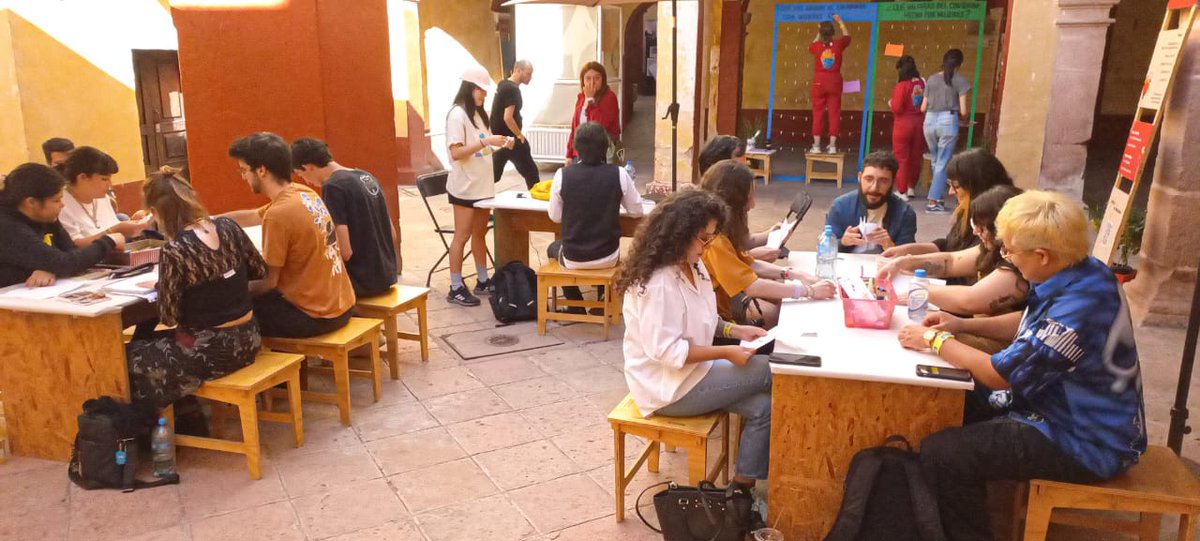 Cerramos las pop Up Session con #YasminIslas. 🌺 Acércate a las mesas en el patio del Museo de la Ciudad de Querétaro y sigue las dinámicas de ilustración.🖍️

Hasta las 5:30 pm
#TreceMaravillososAños
#NuevasFormasdeVer