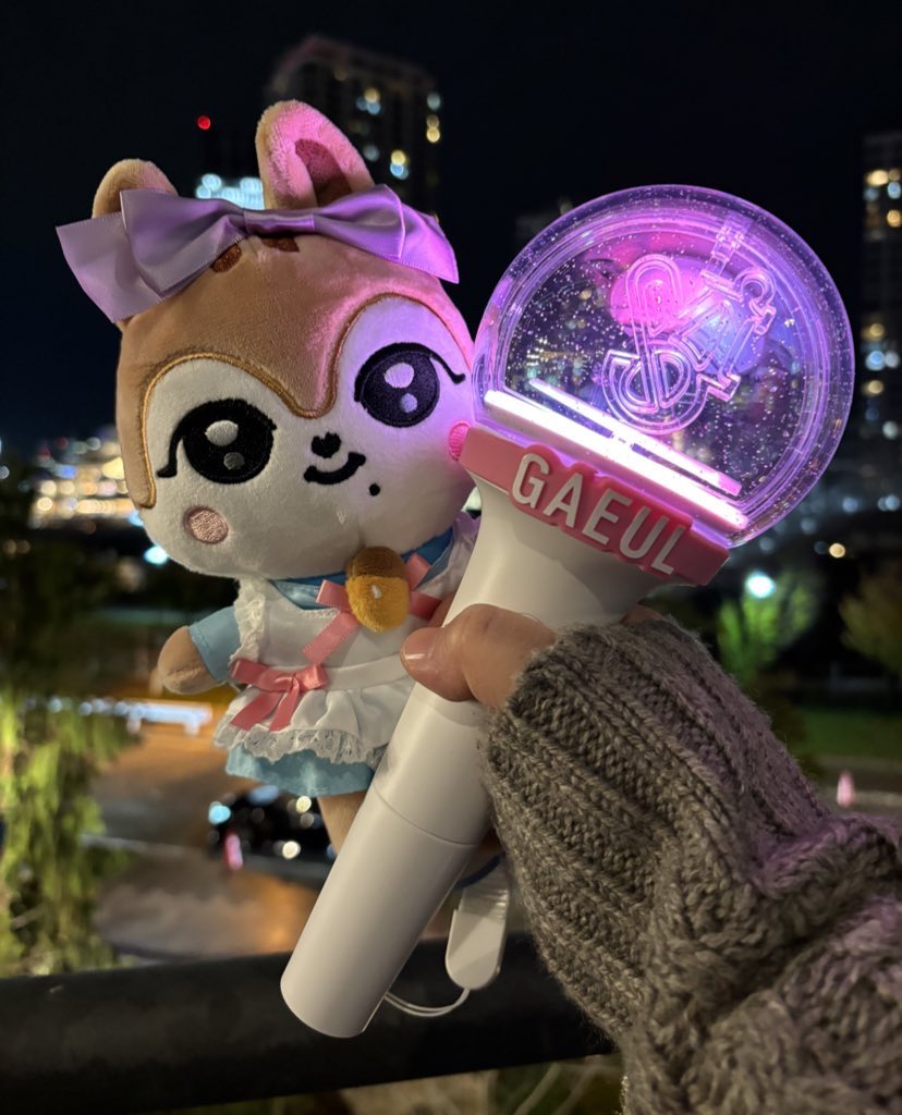 at_0519's tweet photo. 横浜のIVEのライブめっちゃ最高だったなガウルちゃんのツインテトレカとスクラッチのワイドチェキにハイタまで当たって本当ガウルちゃんに恵まれてた😭しかも座席あんまり良くなかったんだけどアンコールにガウルちゃんがバルコニーまで会いにきてくれてすぐ側位の距離にいてめちゃくちゃ幸せだった😭 https://t.co/sLL7TBJfib