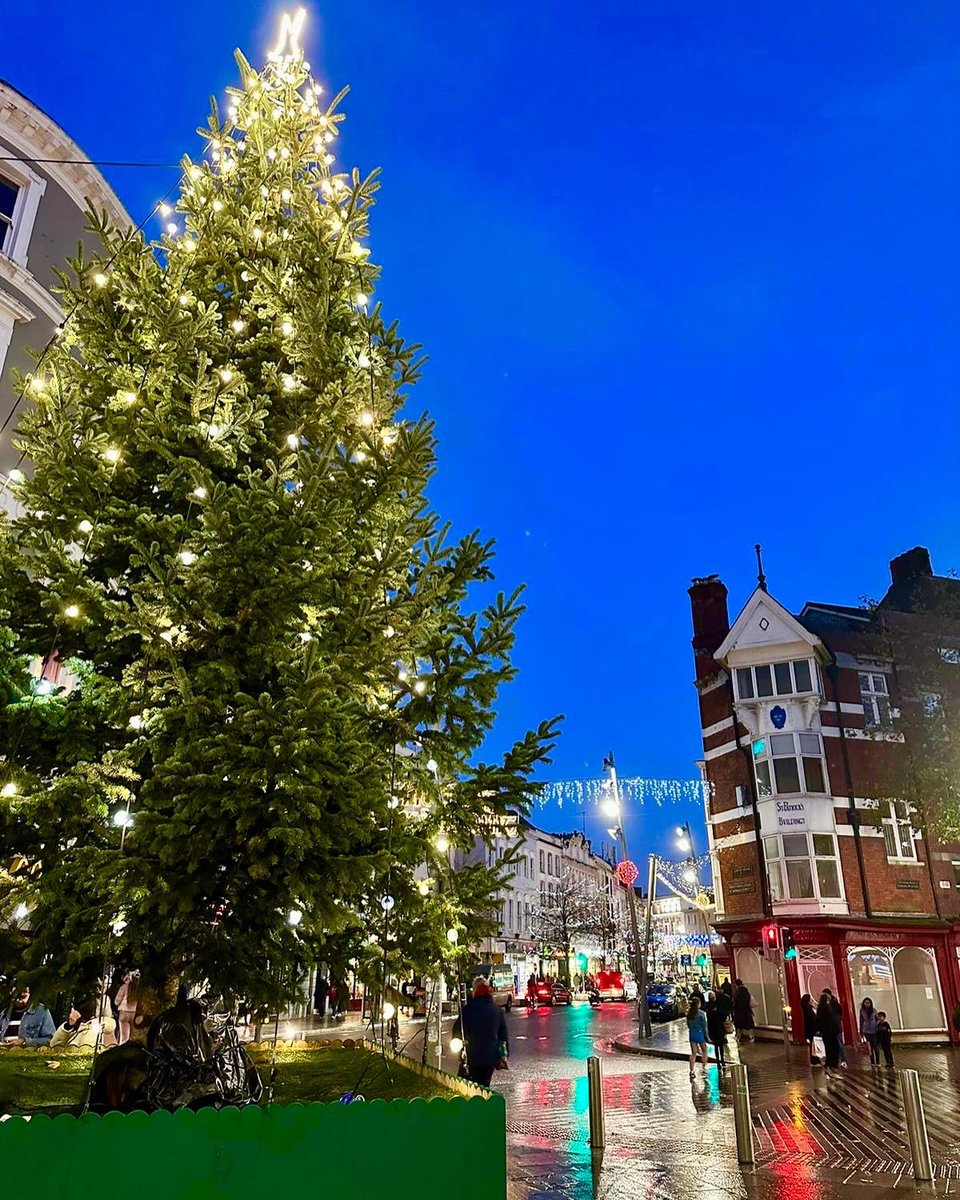 Sparkling streets and festive delights: Cork City comes alive with the enchanting glow of Christmas lights❤️😍 . . . . . . . #christmas #corkcity #christmaslights #christmasvibes #corkirelaland #corkcitychristmas #purecork #irishdaily #tourismireland #cork #corkdaily