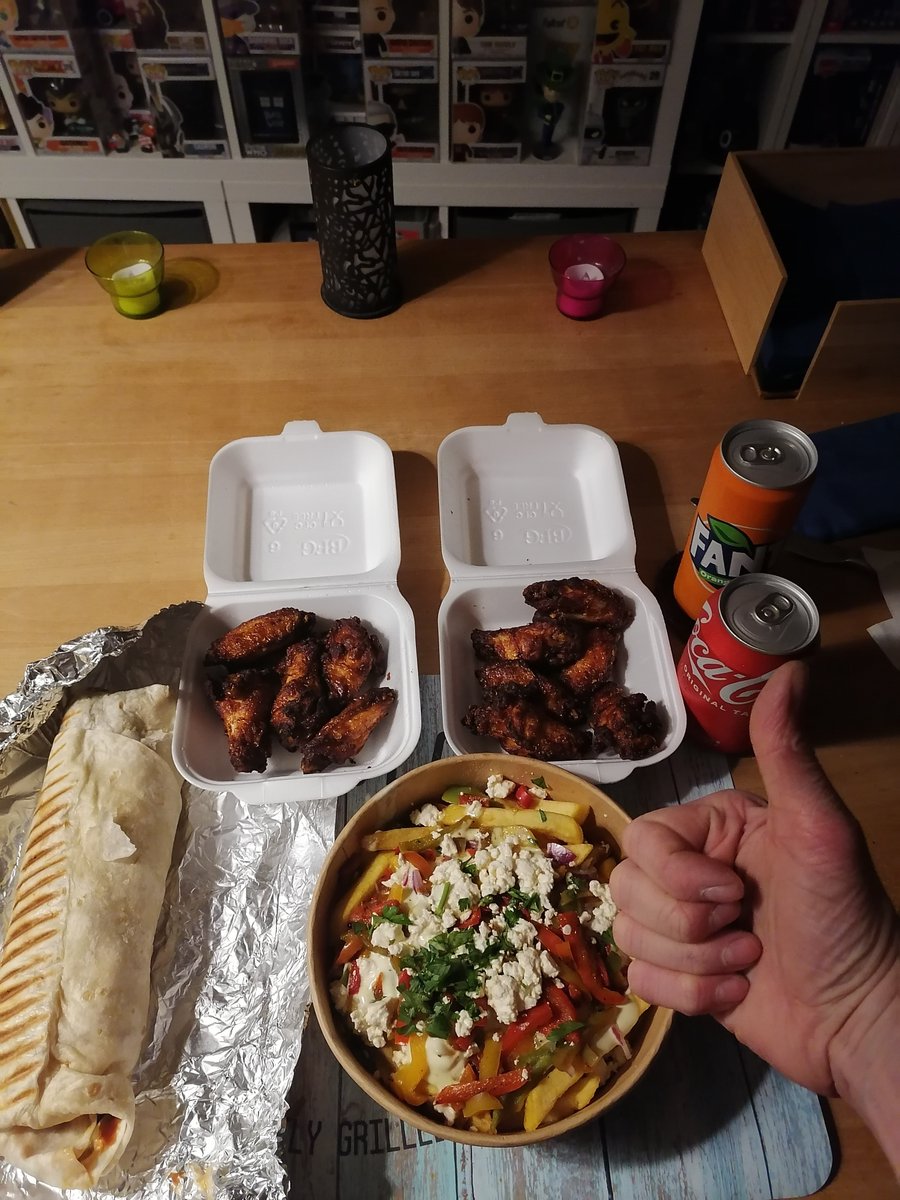 Schetaisy's tweet photo. #KNATTERTON24
Essen nach 2 Stunden Wartezeit endlich da*.* Fanta fehlte Fahrer kommt zurück und gibt noch ne Cola =)
Da kann man die restlichen 24h locker durchziehen <3 @Herr_Currywurst und die Katze ist genervt weil ich sie vom zuschauen abhalte XD https://t.co/YBz4D1I5UL