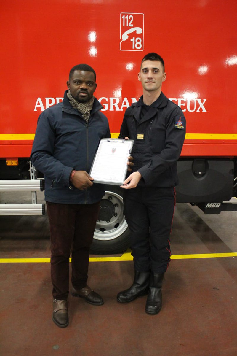 NdongMezui3's tweet photo. Le 12 Avril dernier un garçon de 7 ans  suspendu au 5 étage d'un immeuble  aurait perdu la vie lors de sa chute sans mon intervention La République Française à travers les sapeurs pompiers de Paris a tenu à me remettre cette lettre de Félicitations pour "ACTE de BRAVOURE" . https://t.co/mgiu4DYVD0