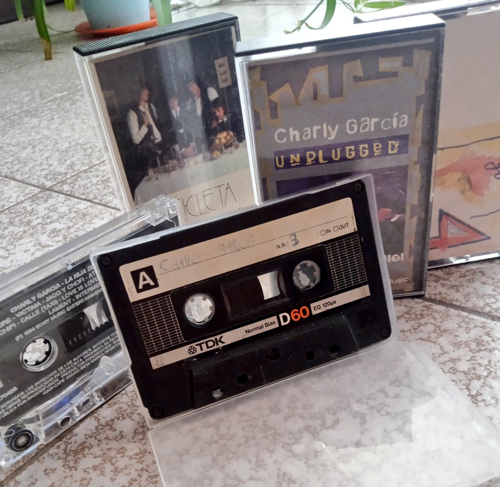 Los otros son originales, pero el TDK tiene eso personal, porque ahí compartíamos la selección de canciones que eran parte de nuestra adolescencia y más. #charly