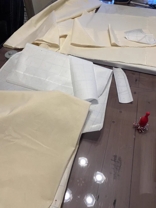 きょうはトワル作り。ロータリーカッターで裁断していたら手が滑って指を切ってしまった。。血まみれ案件。カッター、ハサミ、針、気を付けないと 