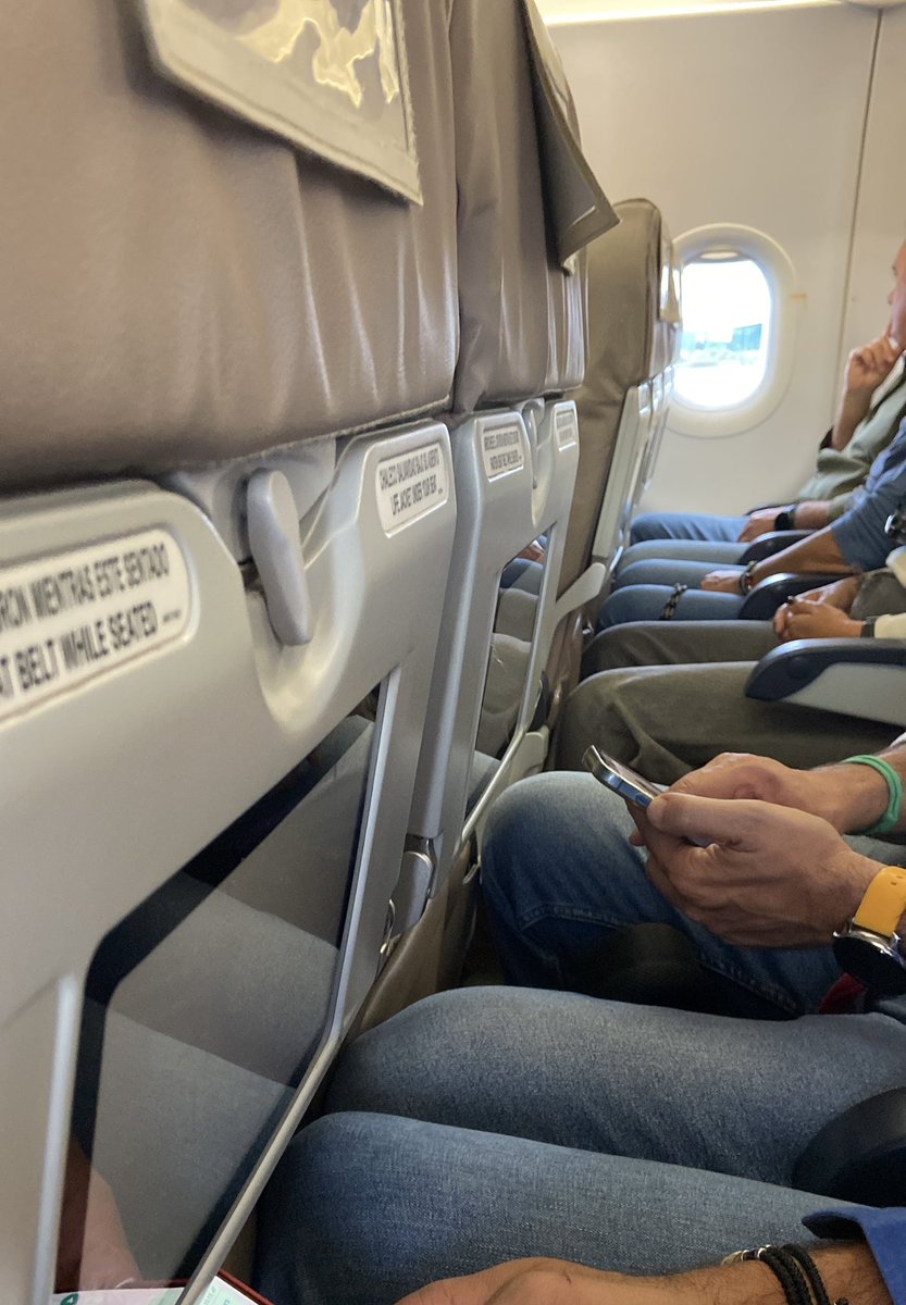 anaranac4's tweet photo. Los asientos de @volotea cada vez más estrechos. 
Vergonzoso!!! https://t.co/fyXKyOcqCl
