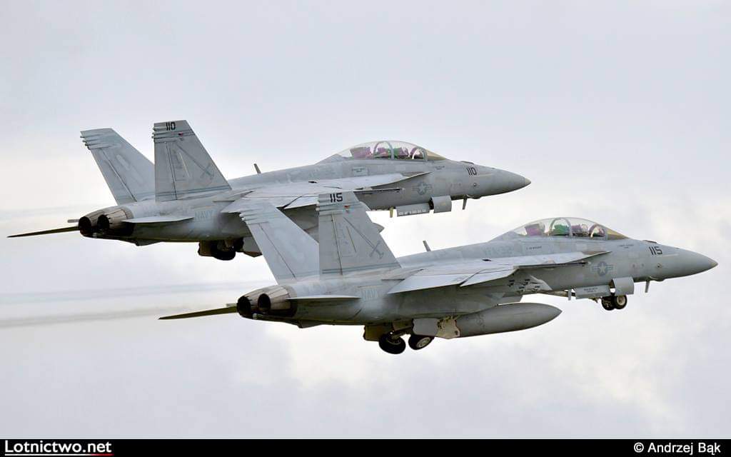 AndrzejBakLAF's tweet photo. #F-18 właśnie kończy #45lat, za rok #F_-16 świętuję 50 rocznicę oblotu... starsi panowie dwaj :-) #taklatajanajlepsi https://t.co/WWfQE375Vr