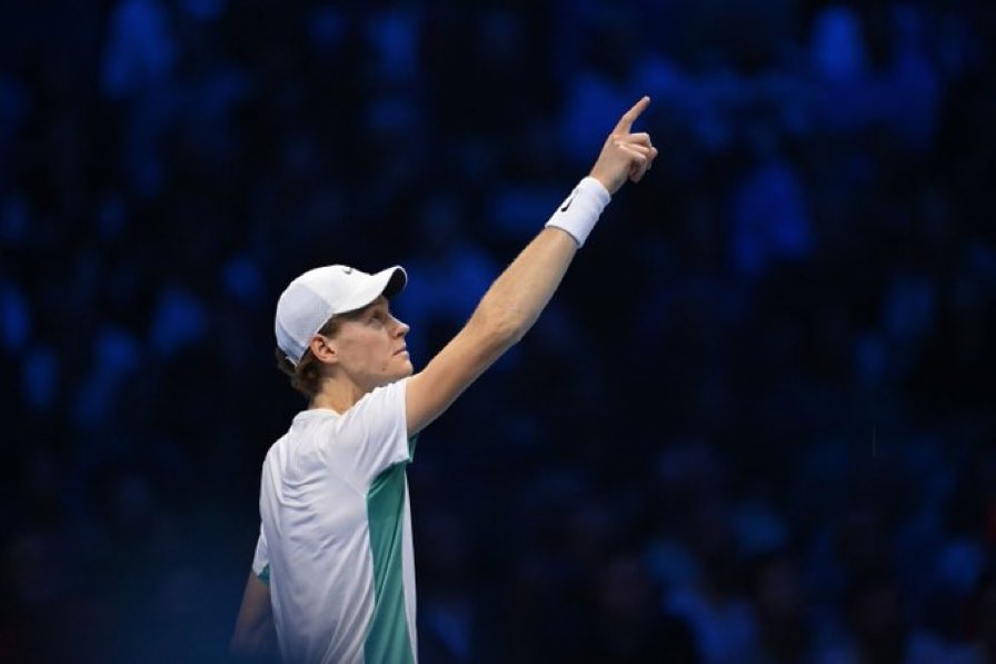 SinnerFrance's tweet photo. On va rappeler ce qui devrait être évident. 

Non, Jannik Sinner ne s’est pas « tiré une balle dans le pied » en battant Rune jeudi. 

Non, il n’a pas gâché une chance de gagner le Masters en sauvant Djokovic. 

Il a joué le jeu de la compétition, et l’inverse aurait été honteux. https://t.co/0OWW9l0Sg0