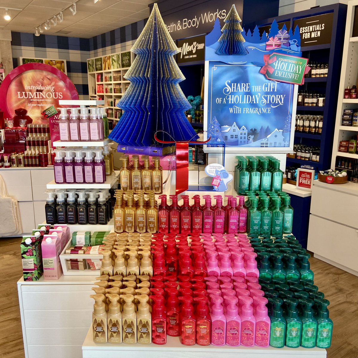TangerTilton's tweet photo. Today is kind of a BIG deal…BIG soap day at Bath & Body Works. All hand soaps are $2.95 this weekend only. 🫧
#bathandbodyworks #handsoaps #cleanhands #trending #sale #deals #shopping #instore #tangeroutlets #tangeroutletstilton #lakesregionnh #tiltonnh #visitnh #newhampshire https://t.co/3aIYDBTm2o