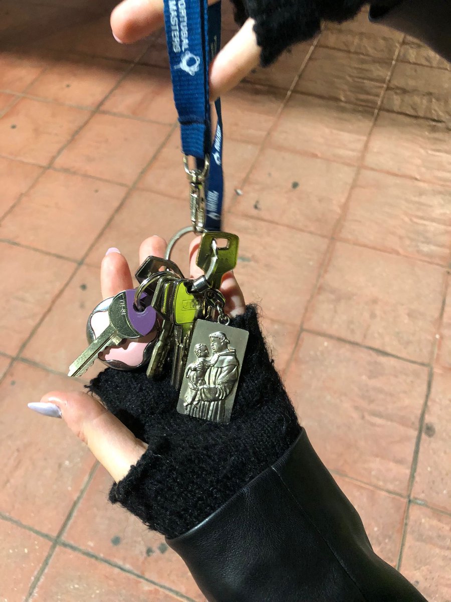 lauramenciag's tweet photo. hemos encontrado estas llaves en el parking de media markt/ikea en el alisal, se las hemos dado a seguridad de media markt, compartid porfa https://t.co/njajX5j0SO