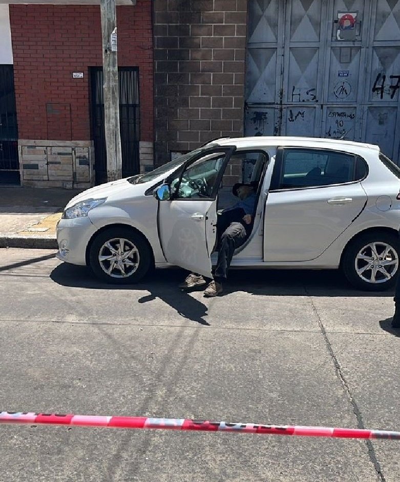Hoy al mediodía en Ramos Mejia, San Justo. Jubilado no llegó a bajarse del auto que le querían robar porque tenía un bastón. Lo asesinaron de un balazo. No se puede más vivir así, son ellos o nosotros.