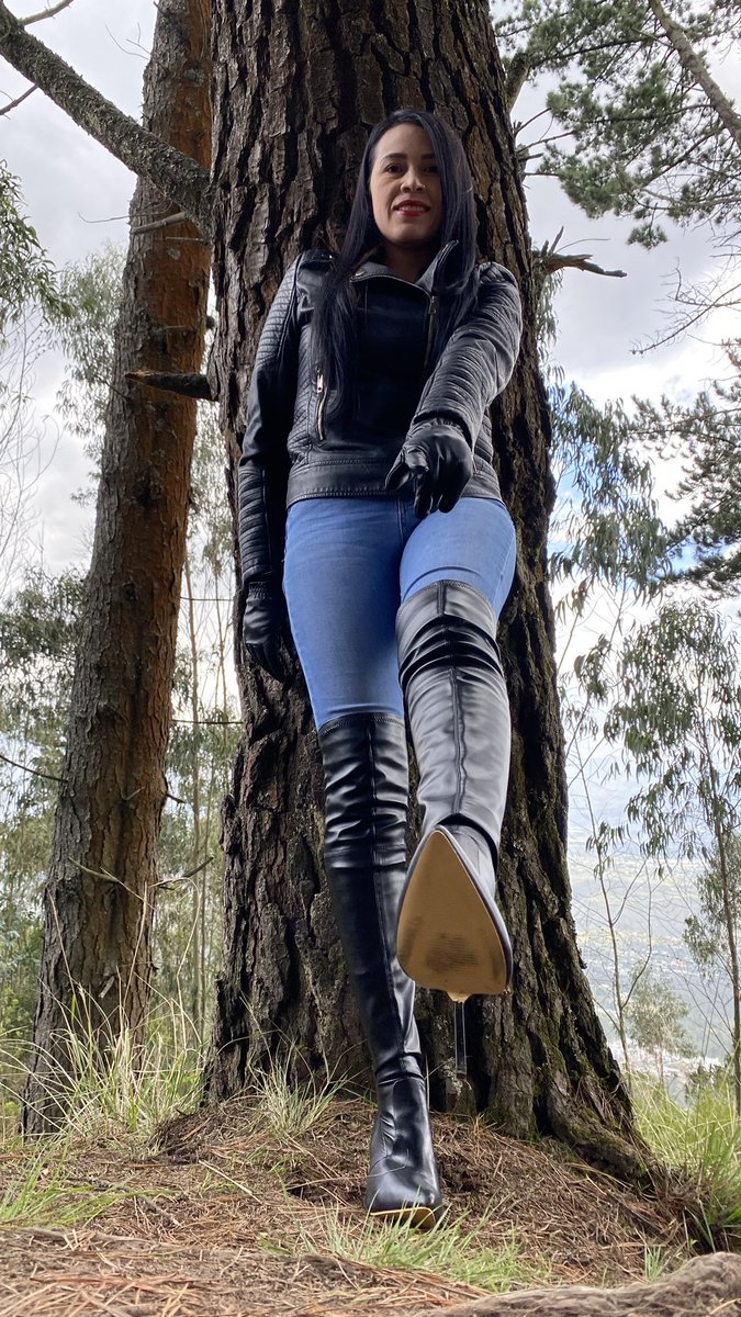 KahinaGoddes's tweet photo. Between leather and authority, I am the architect of your submission, each request is a masterpiece.🔥🔥🧎♂️⛓️
#domina #femdom #boots #goddess #findom #kahina #diosa https://t.co/wPeD4F6r20