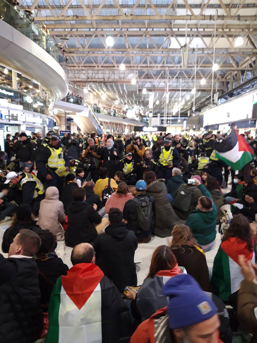 Waterloo Station this afternoon on the #CeasefireNOW sit in with some irate cops