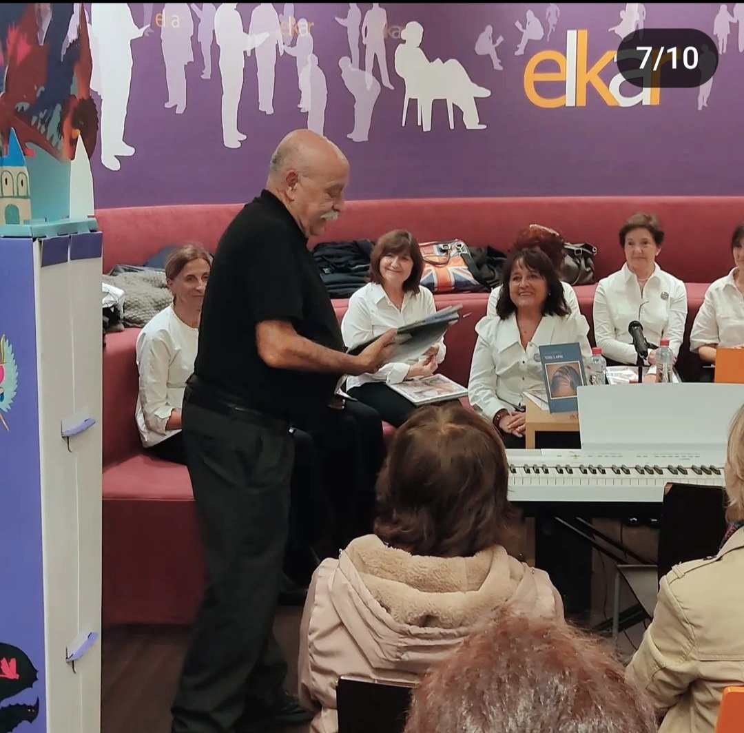 ExitComunicaci3's tweet photo. Que delicia de #presentación en @elkar_taldea de Memoriales y Time-Lapse
Viva la poesía

#poesía #exitnarrativa https://t.co/l9KiJjP4sn