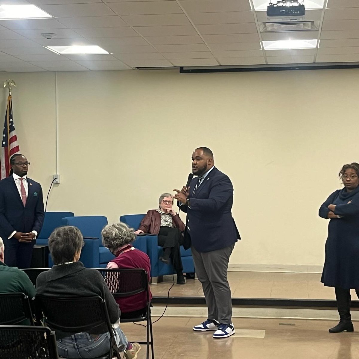 MartinezforMD's tweet image. Team 22 hosted our Pre-Session Town Hall this morning at the Greenbelt Library! 

It was great to dialogue with community about Purple Line, Education, School Construction, Public Safety and Healthcare. We’re 53 days from the start of the 2024 session. #Working4MD