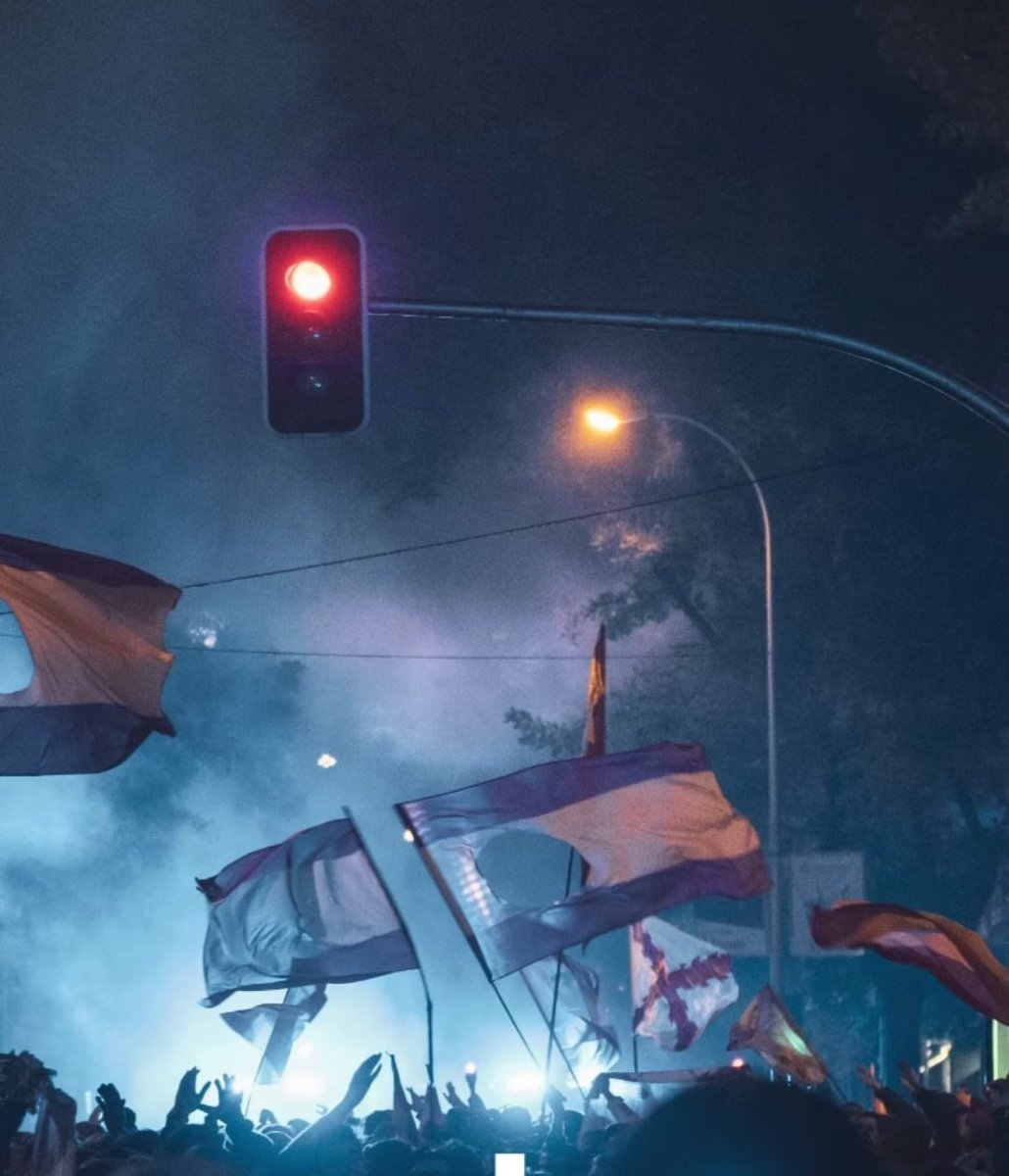 herqles_es's tweet photo. 🇪🇦 | 16 días de protestas: Un contenedor quemado. Cero coches incendiados. Cero comercios asaltados. Cero adoquines levantados. Cero cuarteles atacados. Cero policías pateados. Cero cócteles molotov lanzados. Los bares ni siquiera cierran en la zona de Ferraz y lejos de sufrir pérdidas ganan dinero con las concentraciones. 

Los periodistas circulan libremente entre los manifestantes, como hacen El Debate y Ok Diario con sus directos diarios y los policías secretas descubiertos son simplemente señalados y expulsados de forma no violenta. 

Igualito que las violentas protestas de la izquierda. Las concentraciones en Ferraz son absolutamente ejemplares. Simplemente manifestantes que tratan de llegar a la sede de un partido golpista que gobierna de forma ilegal en España.